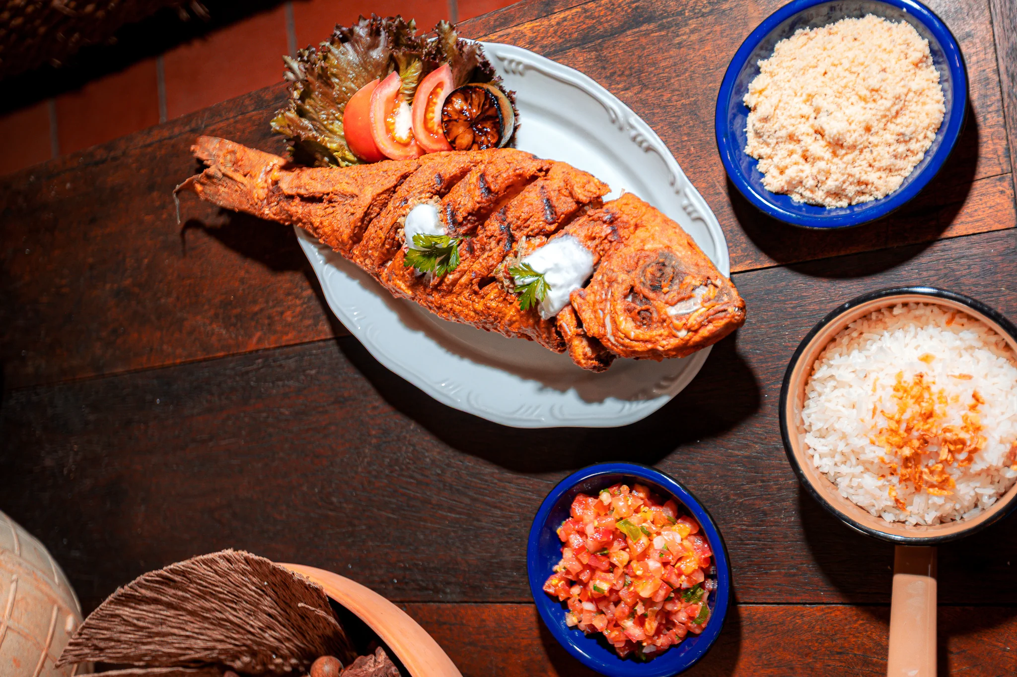 Peixe inteiro acompanhado de arroz, farofa e vinagrete no Gallo Deck