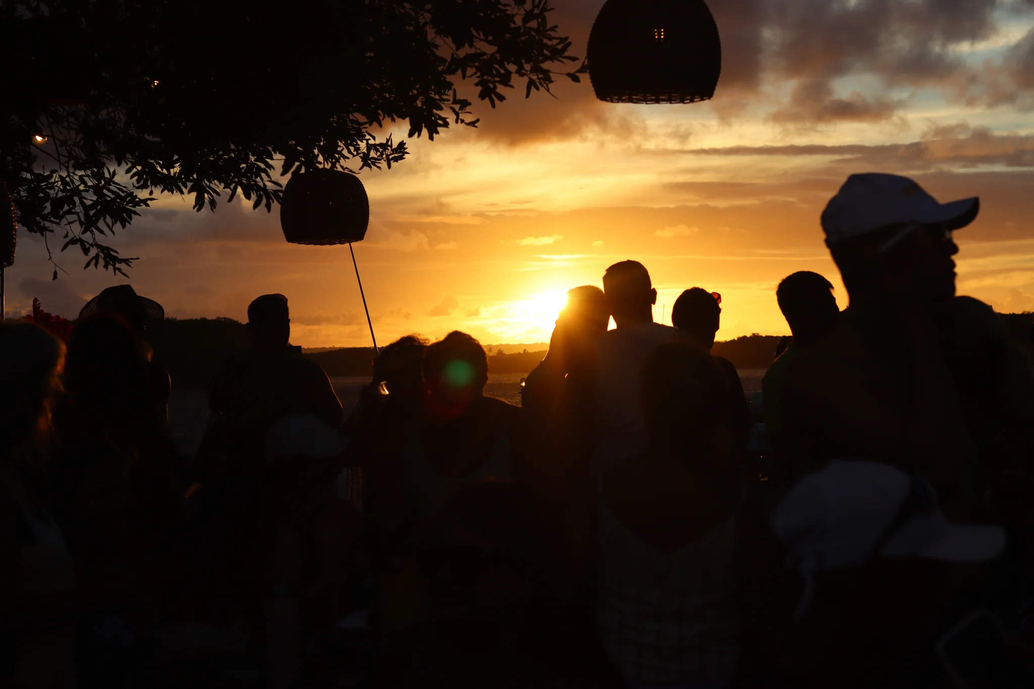 Clientes contemplando o pôr do sol no Gallo Deck