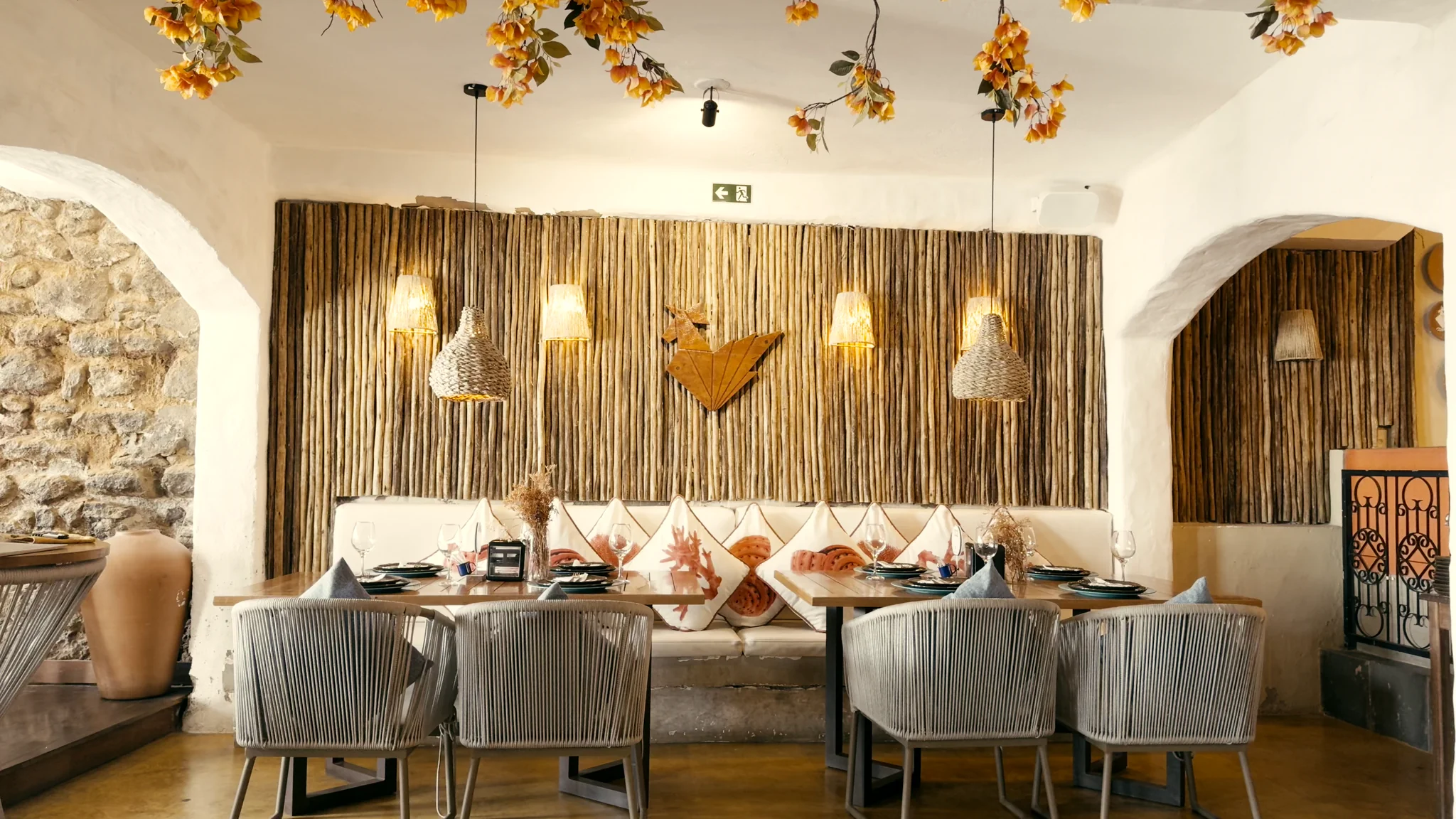 Salão interno do Gallo Deck com madeira, fibras naturais e decoração inspirada na Bahia