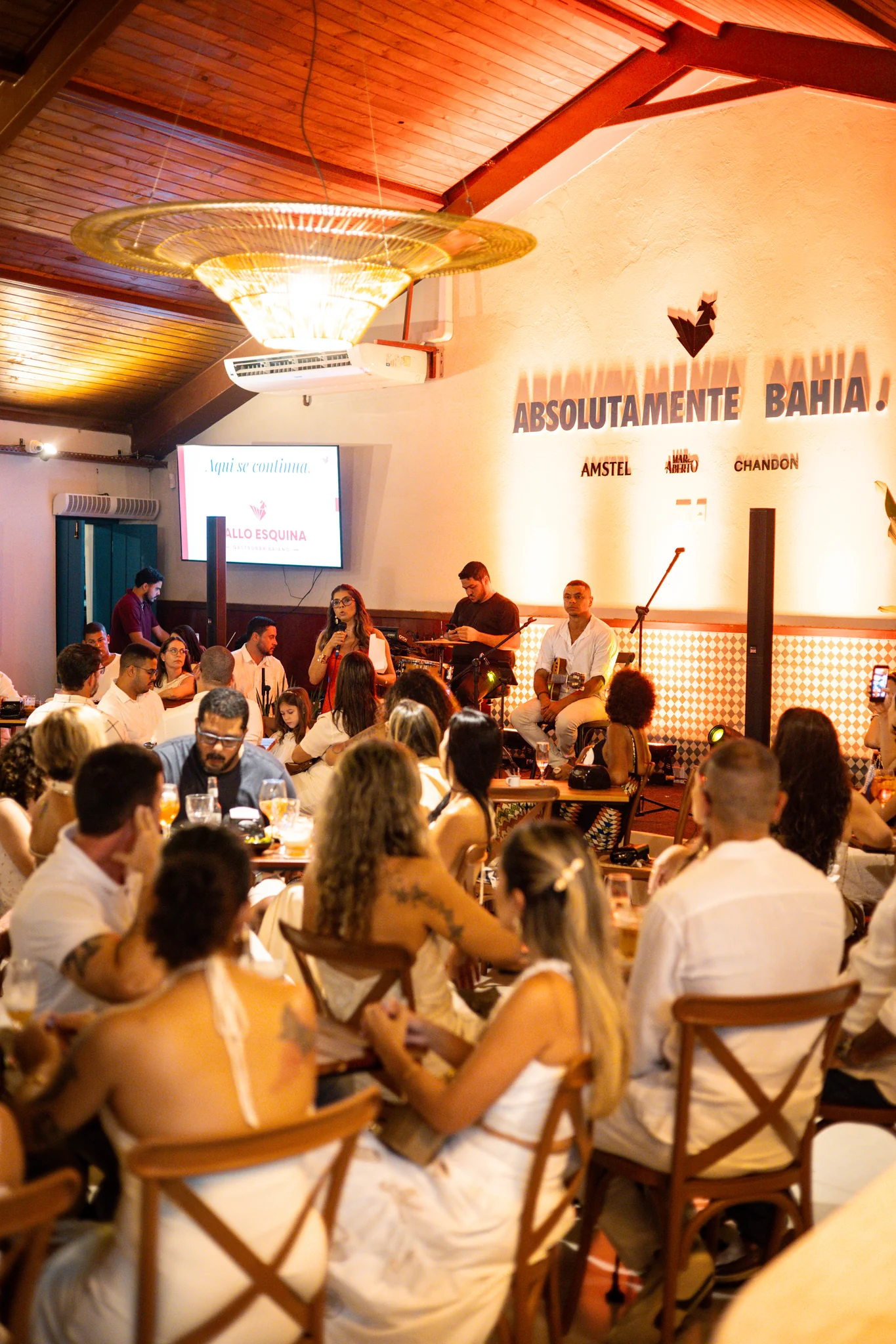 Salão do Gallo Esquina cheio durante uma noite de música e encontros