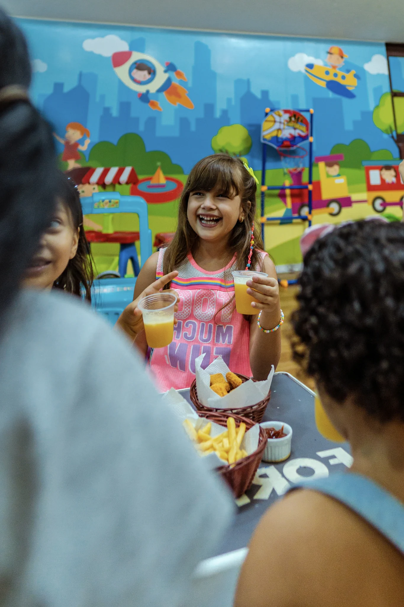 Crianças aproveitando o espaço infantil do Gallo Esquina