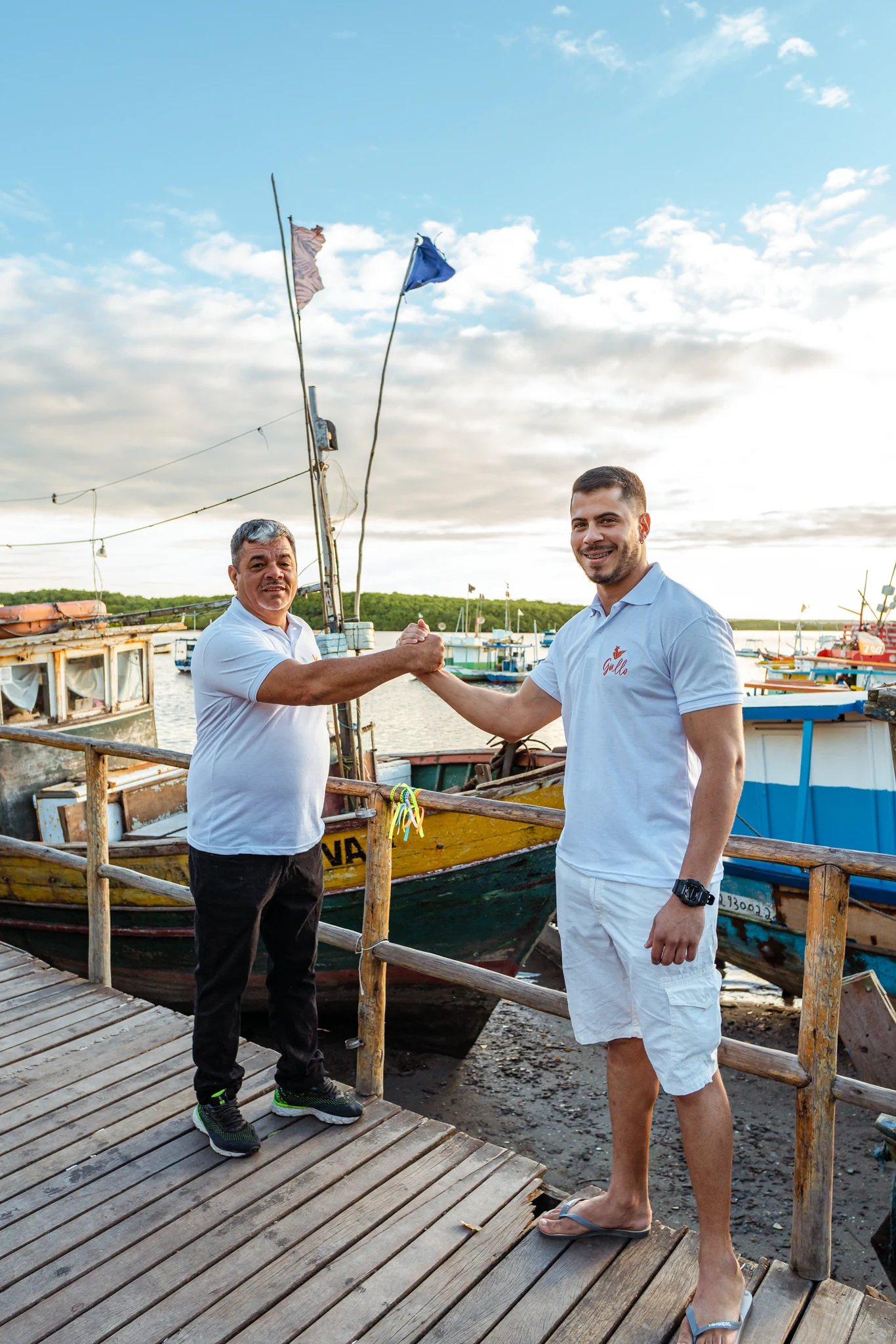 Chef Gallo e Davi cozinhando juntos em uma cozinha profissional