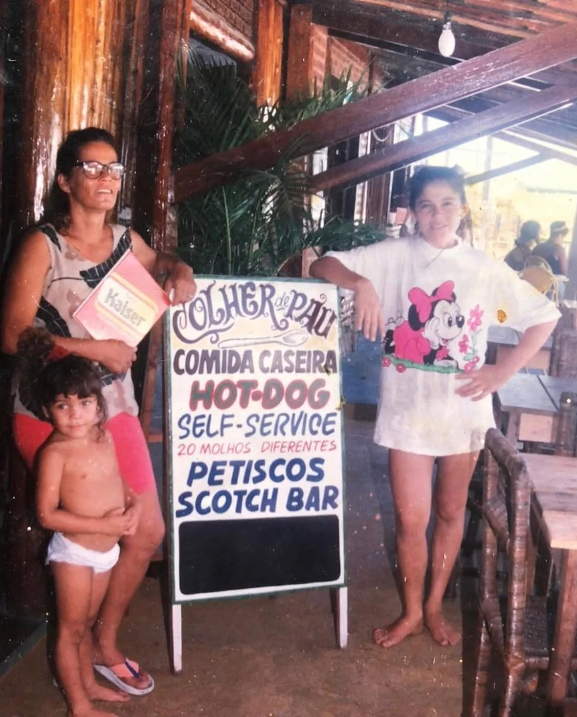 Família diante do antigo restaurante Colher de Pau
