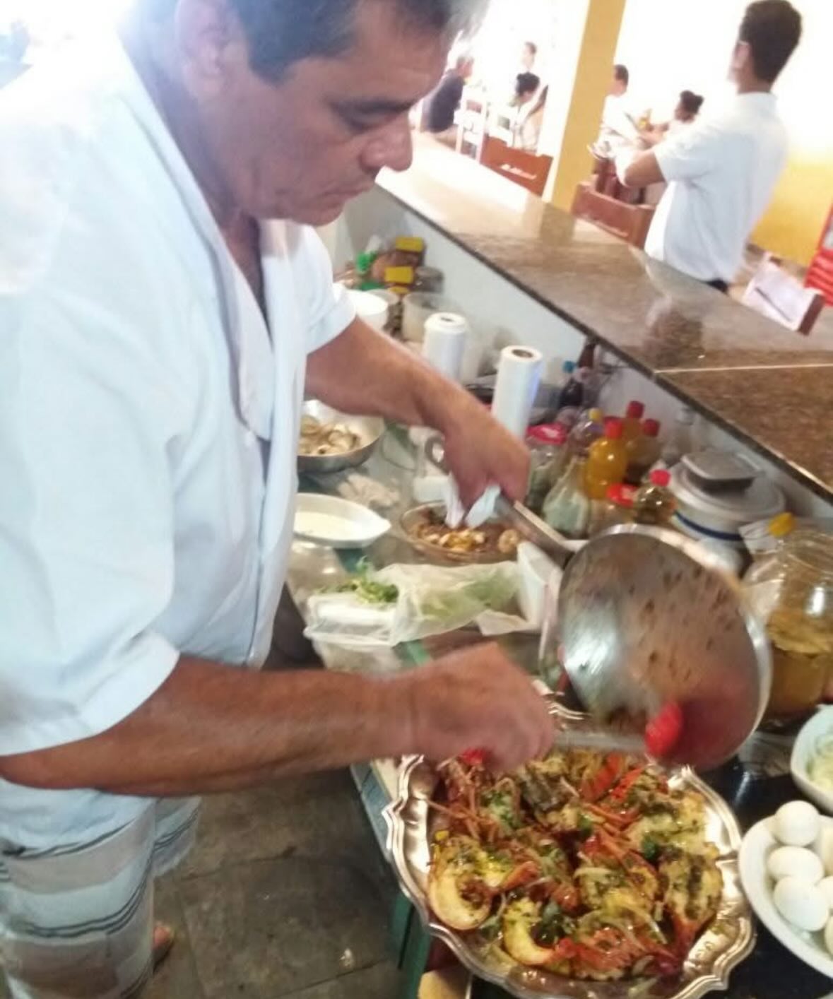Chef Gallo preparando um prato durante sua trajetória na cozinha